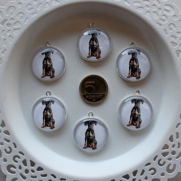 Dobermann kiskutya üveglencsés medál 25 mm 