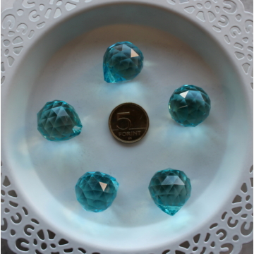 Világoskék csiszolt felfüggeszthető üvegkristály 20x25 mm 