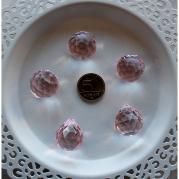 Rózsaszín csiszolt felfüggeszthető üvegkristály 20x25 mm 