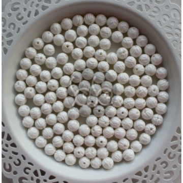 Fehér kagylóhéj ásványgyöngy lótuszvirág faragással 8 mm (10 db)