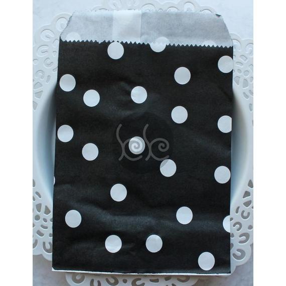 Fekete pöttyös papírtasak 10x15 cm (10 db)