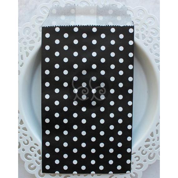Fekete pöttyös papírtasak 8x10 cm