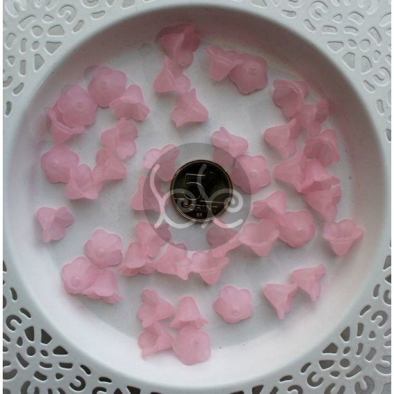 Rózsaszín kicsi virág alakú akril gyöngy