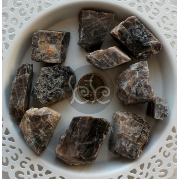 Nyers fekete holdkő ásvány marokkő 2-4 cm