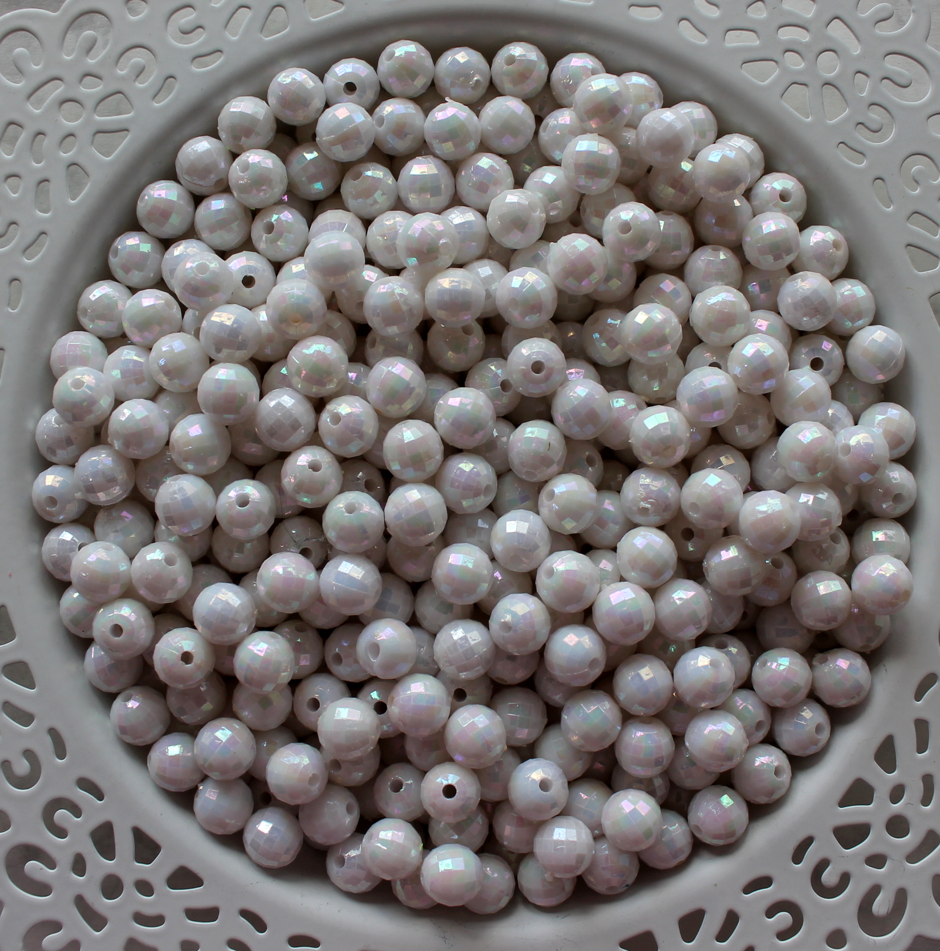 Fehér fazettált gyöngyházfényű akril gyöngy 8 mm (20 db)