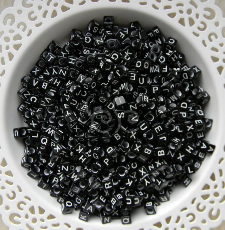 R-fekete akril betű gyöngy 6x6 mm