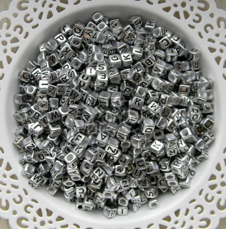 W-ezüst akril betű gyöngy 6x6 mm