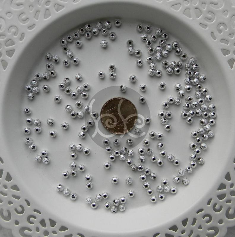 Ezüst akril köztes gyöngy 4 mm (50 db)