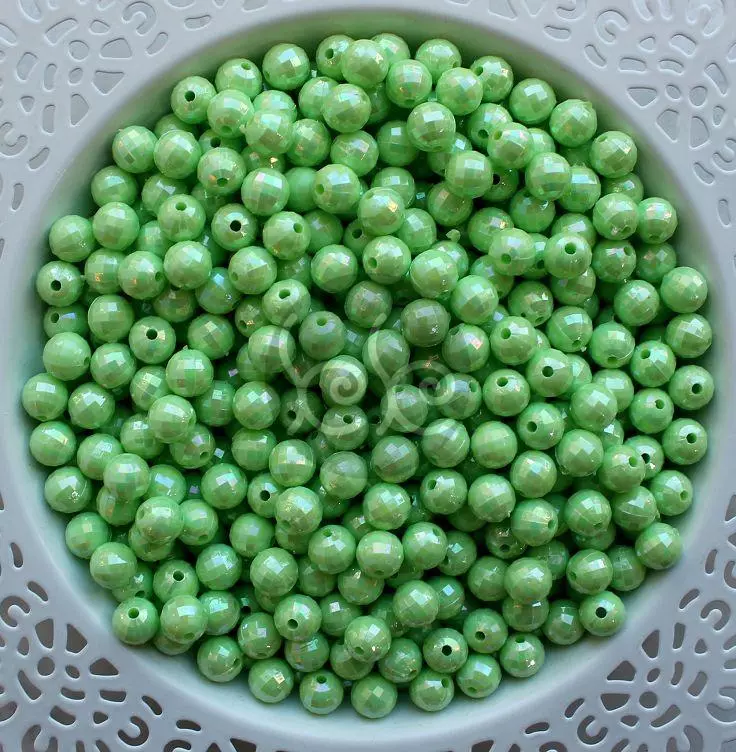 Zöld fazettált gyöngyház fényű akril gyöngy 8 mm (20 db)