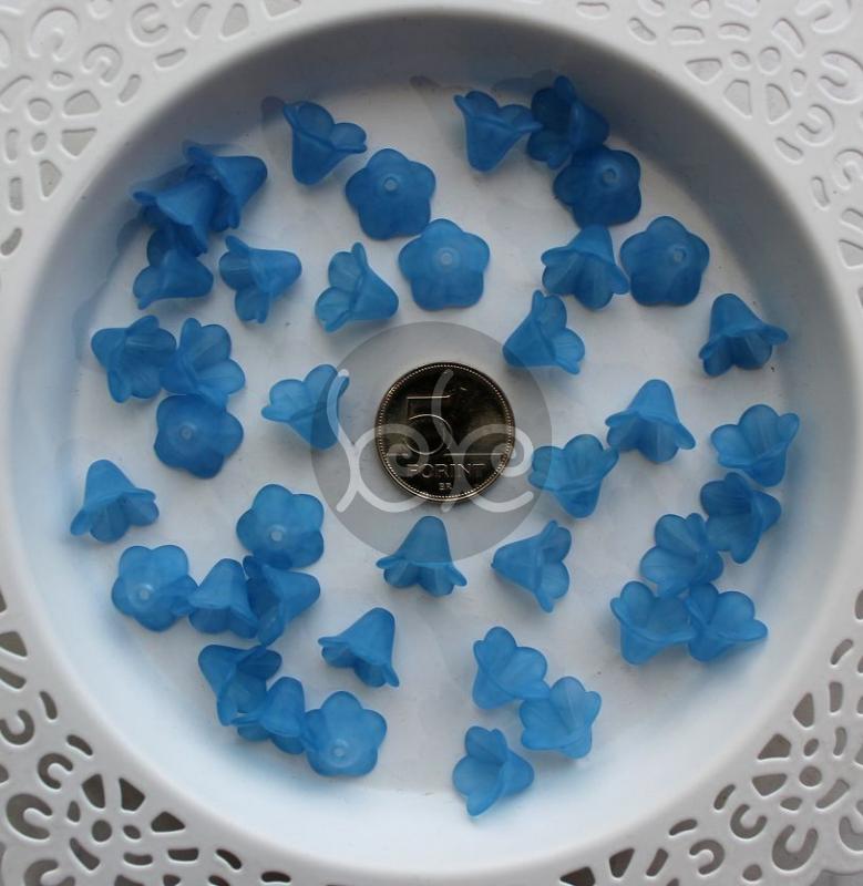 Kék kicsi virág alakú akril gyöngy